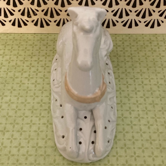 Avon Vintage Unicorn Pompander Tapestry Collection - Picture 7 of 8